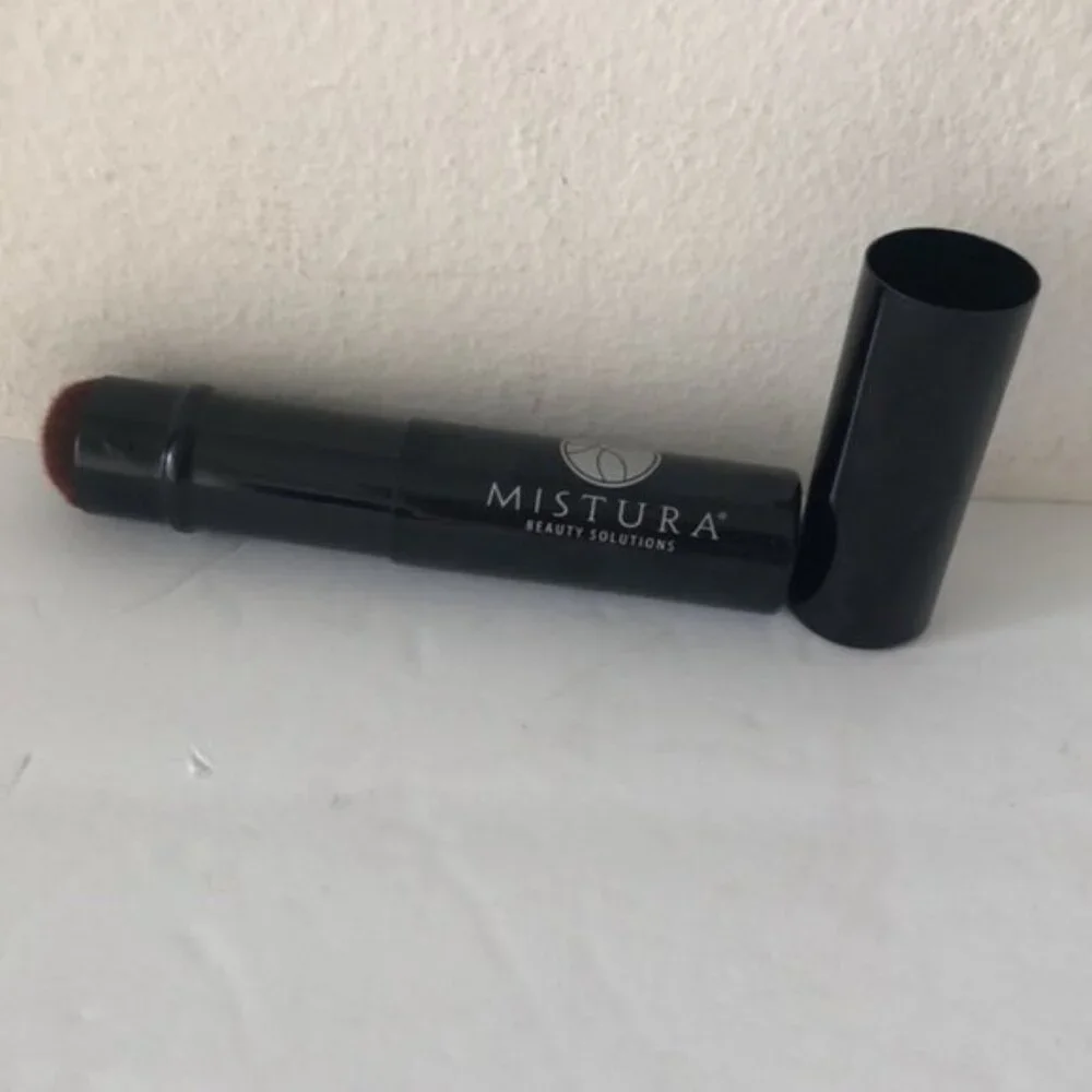 Mistura Beauty Solution Retractable Kabuki Brush for powder, bronzer, or blush